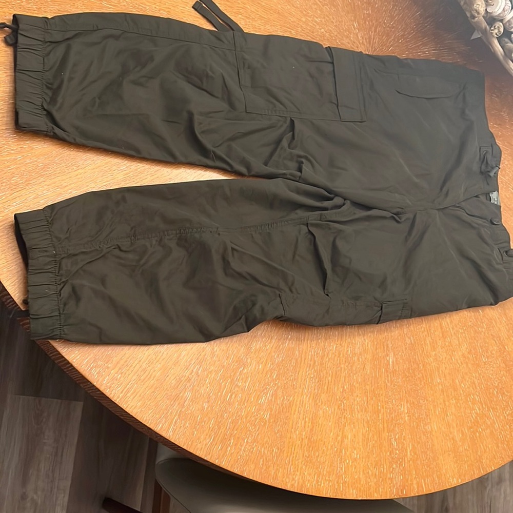 SUPERDRY Parachurte Grip Pants they are like dark green cargos they are drip.